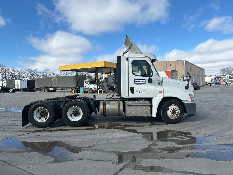 2019 Freightliner Cascadia - image 8