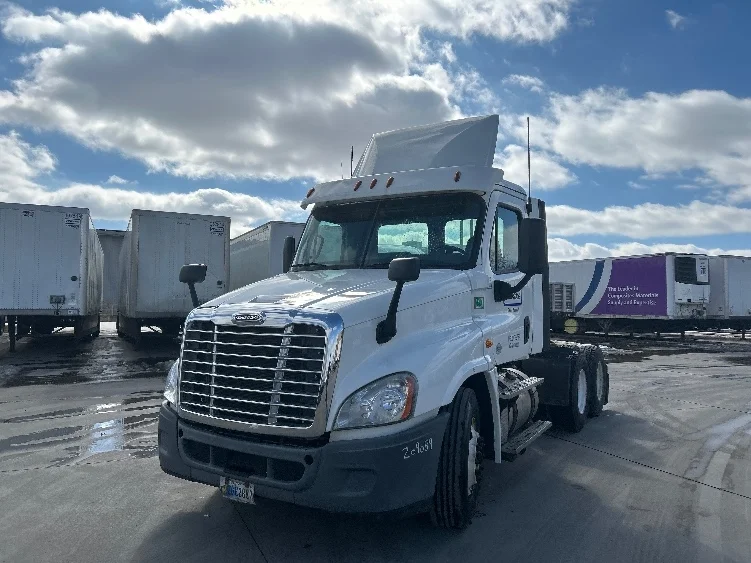 2019 Freightliner Cascadia - image 3