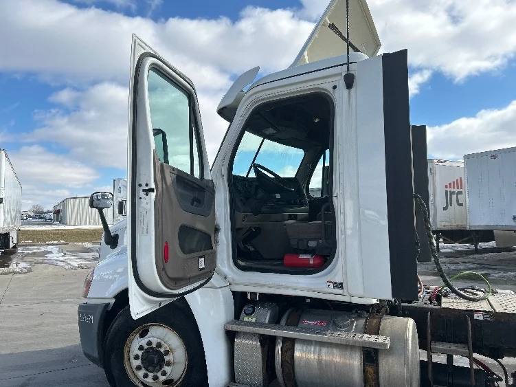 2019 Freightliner Cascadia - image 9