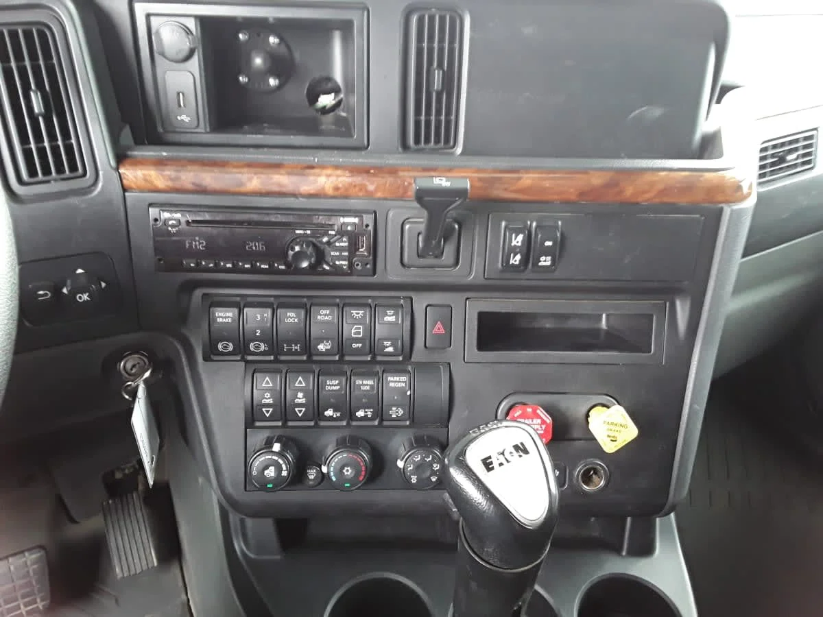 2019 International LT in Hilliard, OH — photo 12