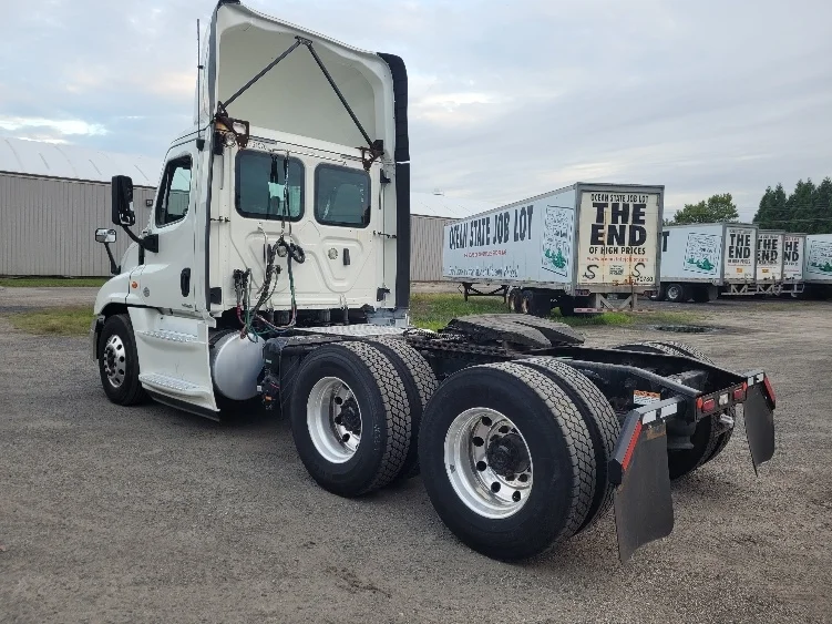 2019 Freightliner Cascadia in Fitchburg, MA — photo 5
