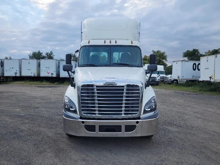 2019 Freightliner Cascadia in Fitchburg, MA — photo 2