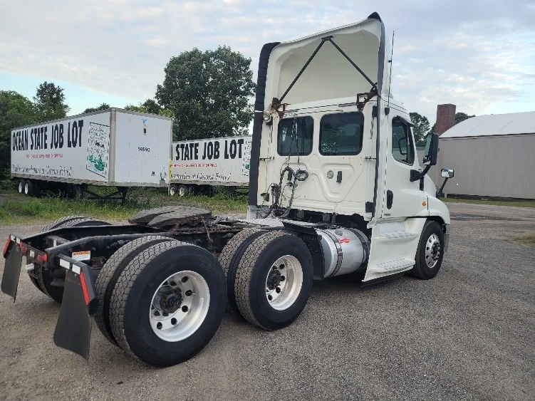 2019 Freightliner Cascadia in Fitchburg, MA — photo 7