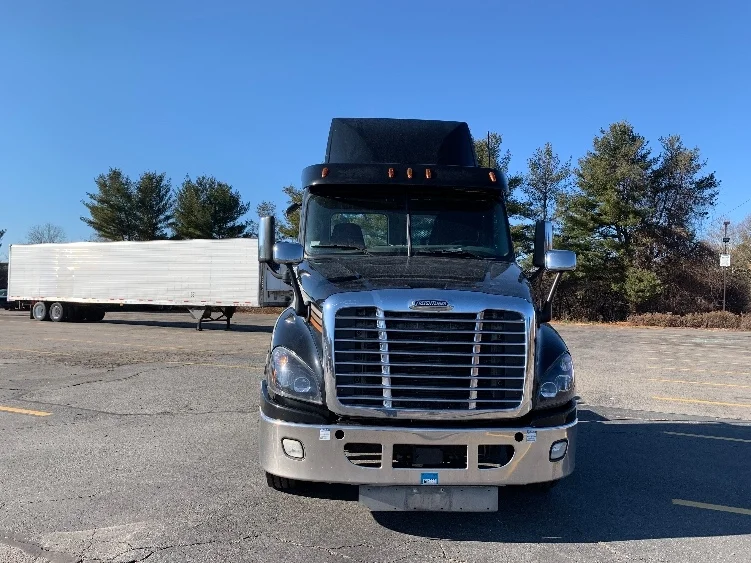 2019 Freightliner Cascadia in Norton, MA — photo 2