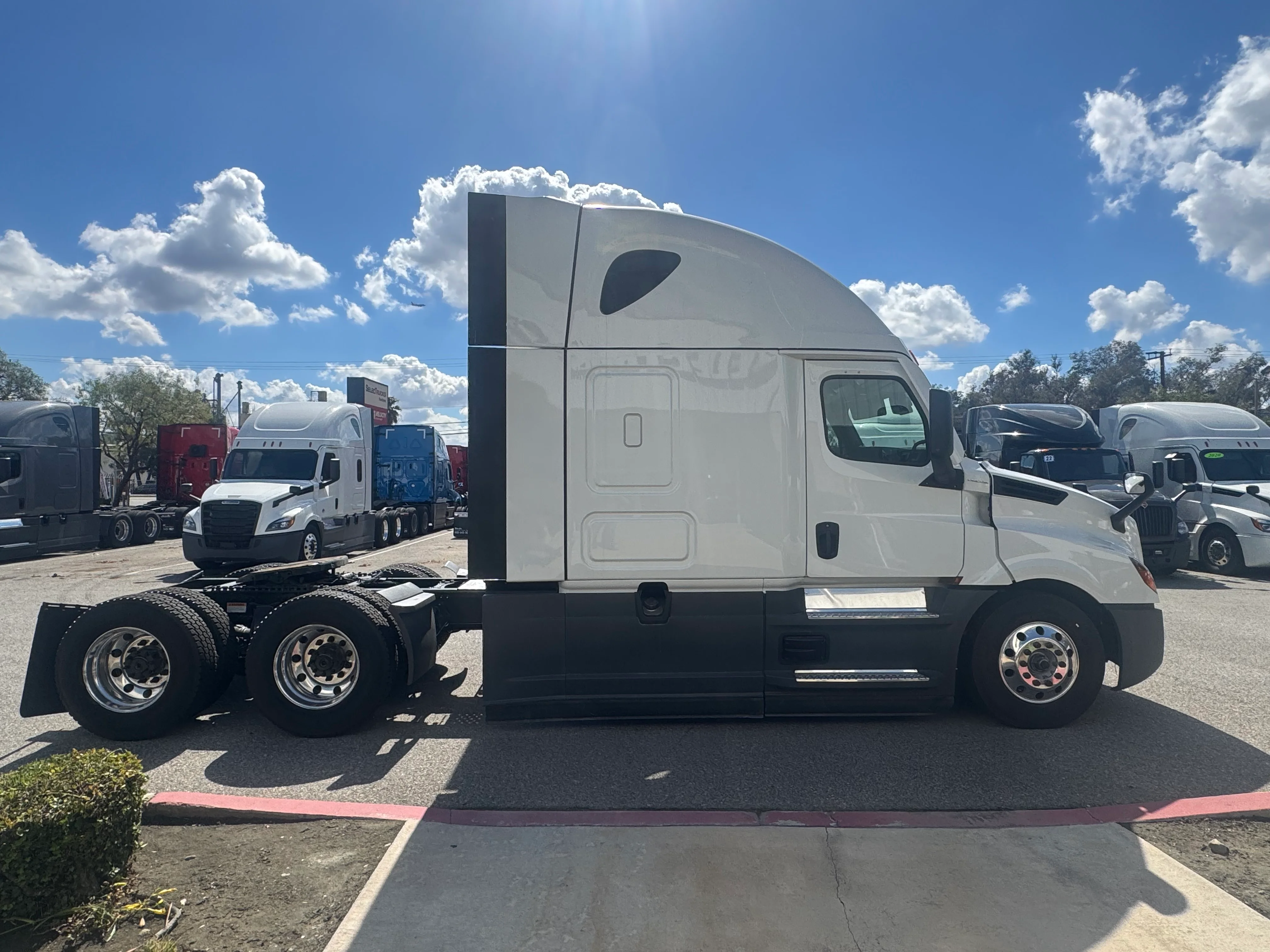 2023 Freightliner Cascadia in Selectrucks Fontana, CA — photo 7