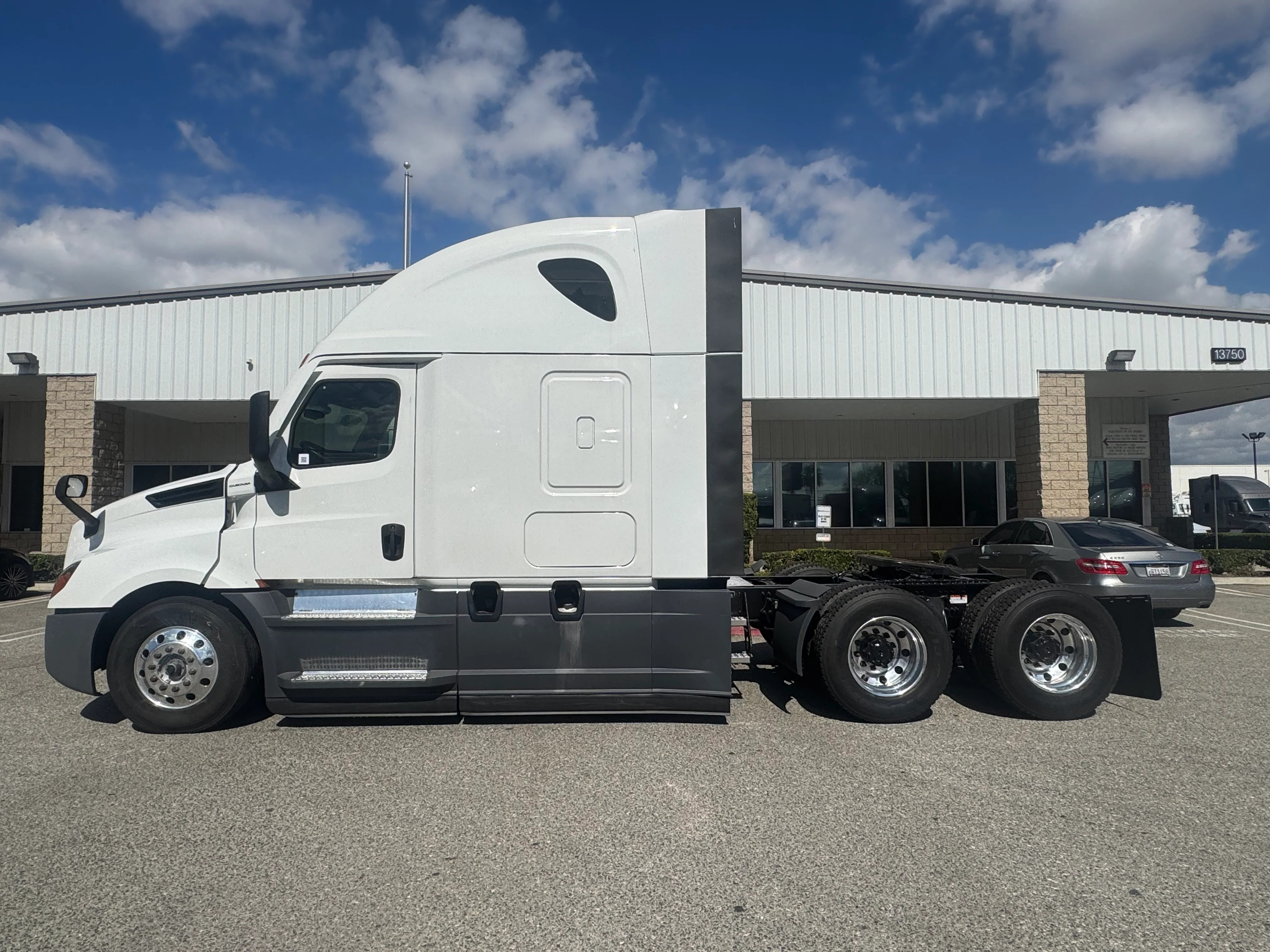 2023 Freightliner Cascadia in Selectrucks Fontana, CA — photo 3