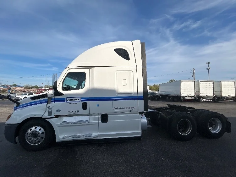 2022 Freightliner Cascadia in Sturtevant, WI — photo 4