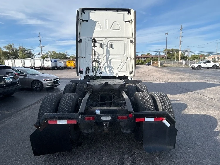 2022 Freightliner Cascadia in Sturtevant, WI — photo 6