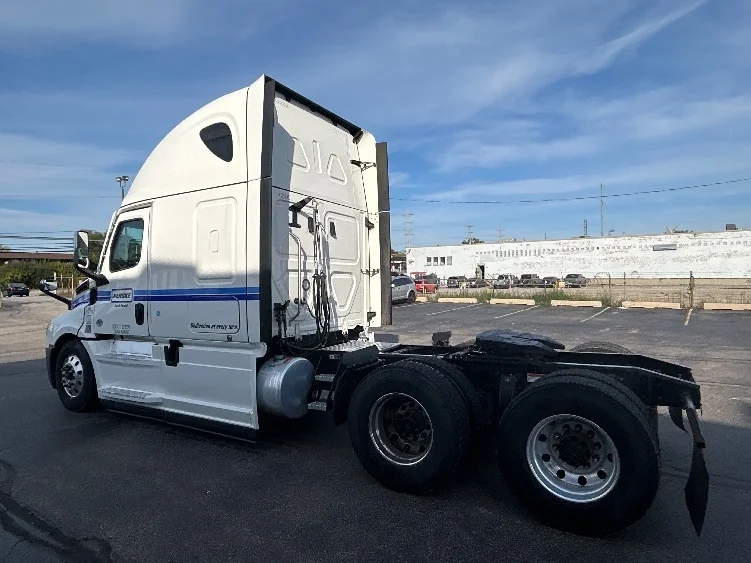 2022 Freightliner Cascadia in Sturtevant, WI — photo 5