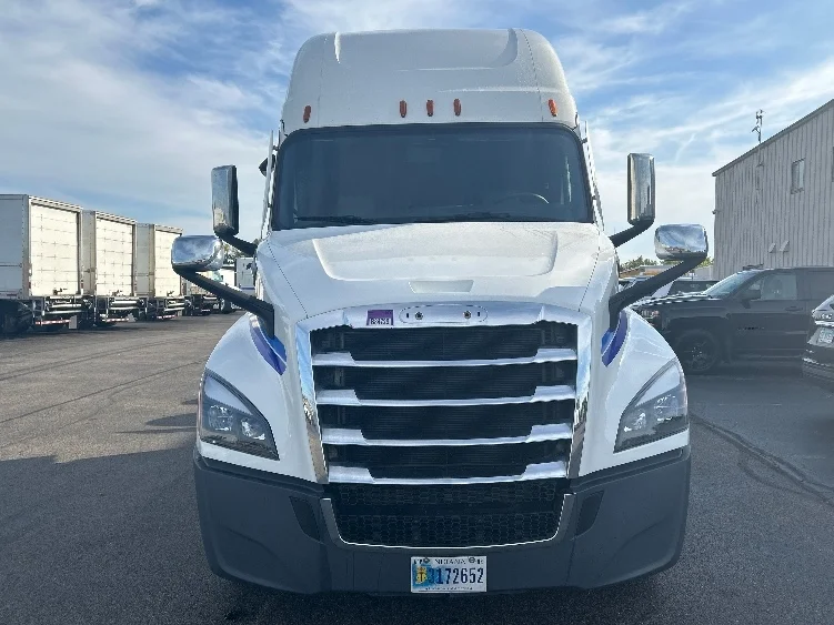 2022 Freightliner Cascadia in Sturtevant, WI — photo 2