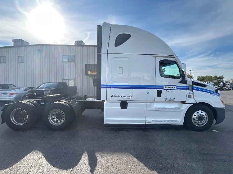 2022 Freightliner Cascadia in Sturtevant, WI — photo 8