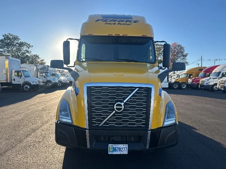 2022 Volvo VNL 760 - image 2