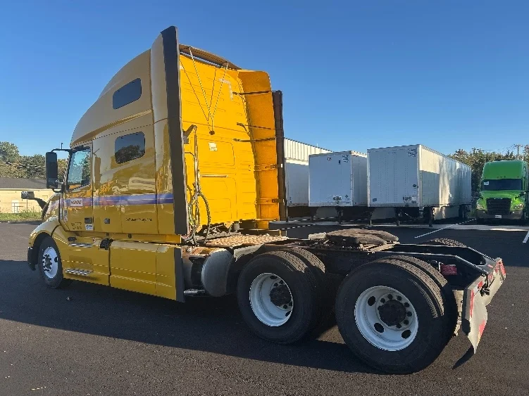 2022 Volvo VNL 760 - image 5