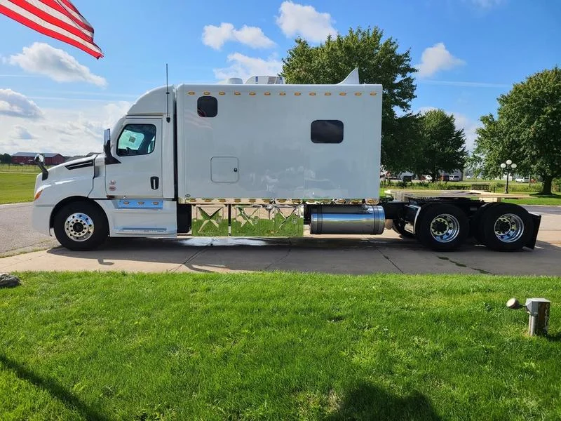 2026 Freightliner Cascadia in Columbus, OH — photo 2