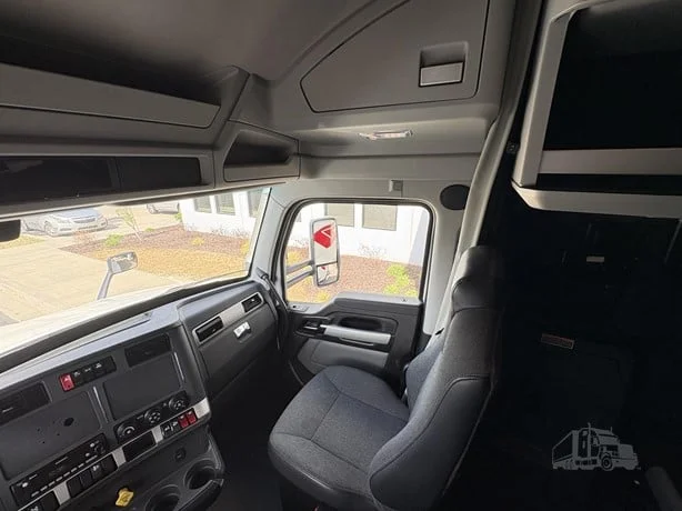 2023 Kenworth T680 - image 13