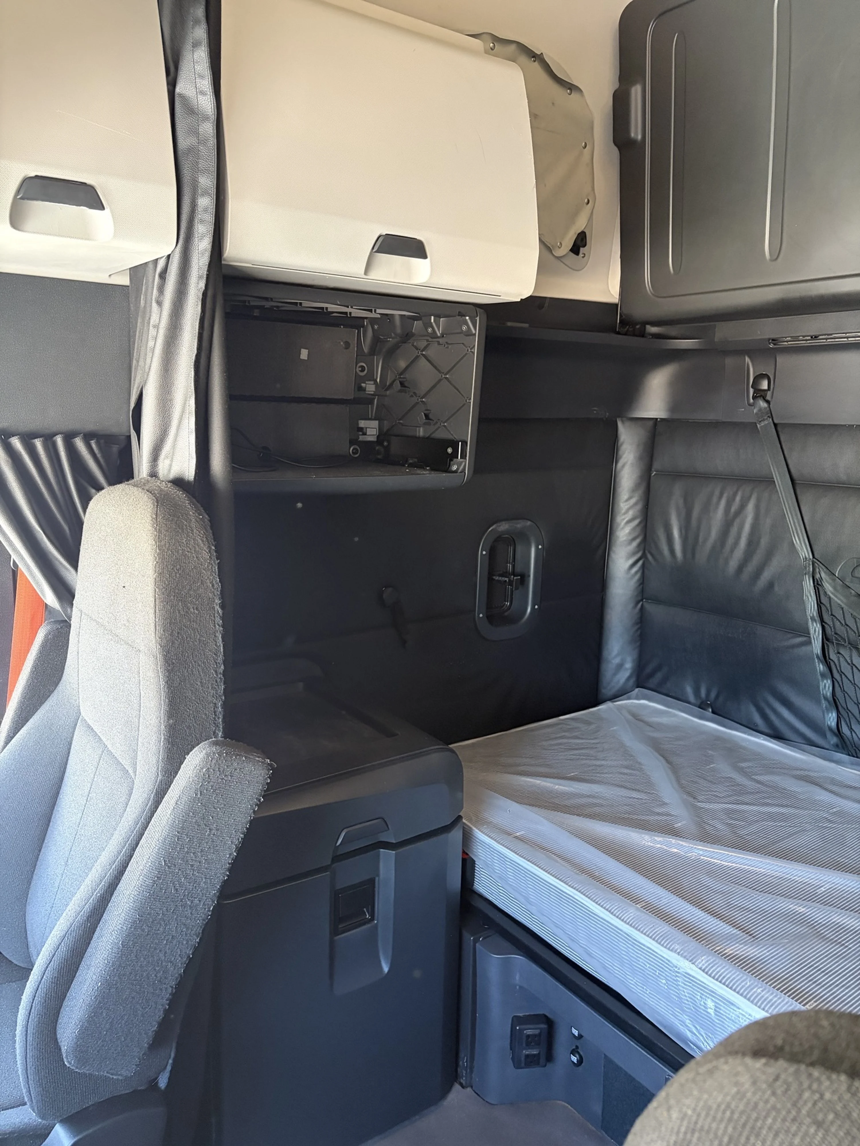 2024 Freightliner Cascadia - image 12