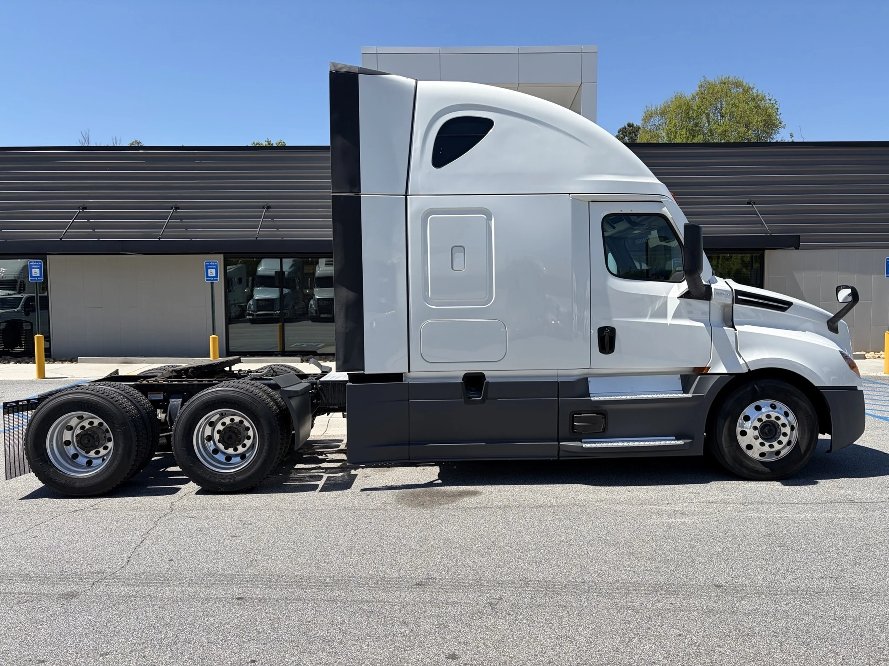 2024 Freightliner Cascadia - image 2