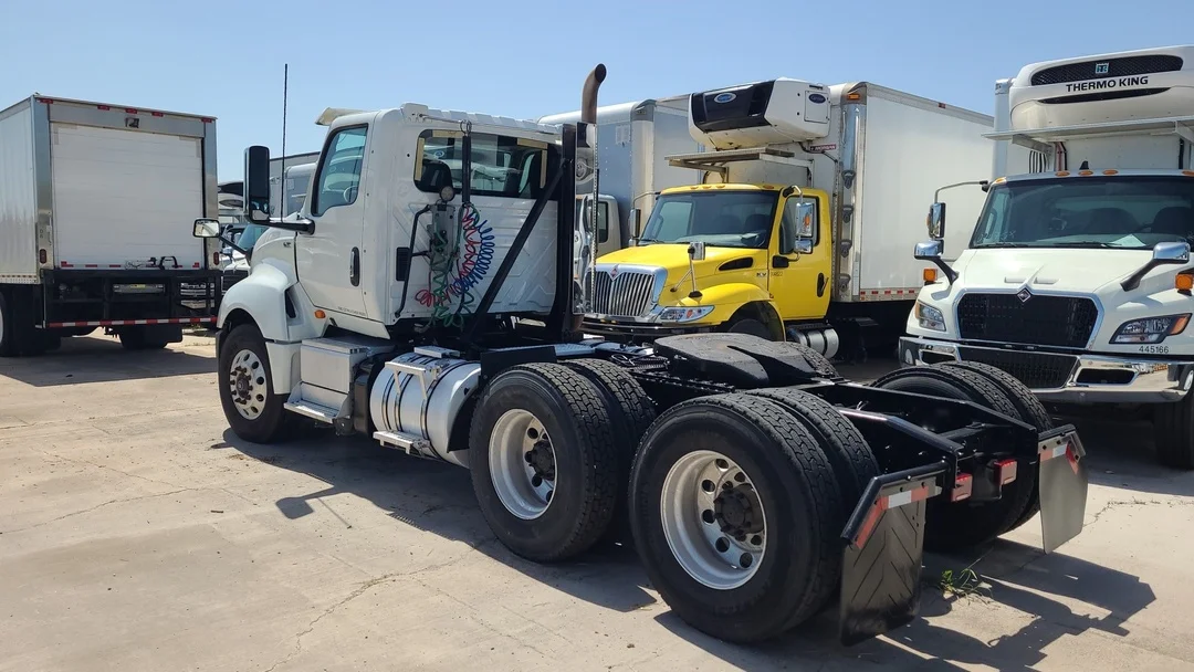 2018 International LT - image 3