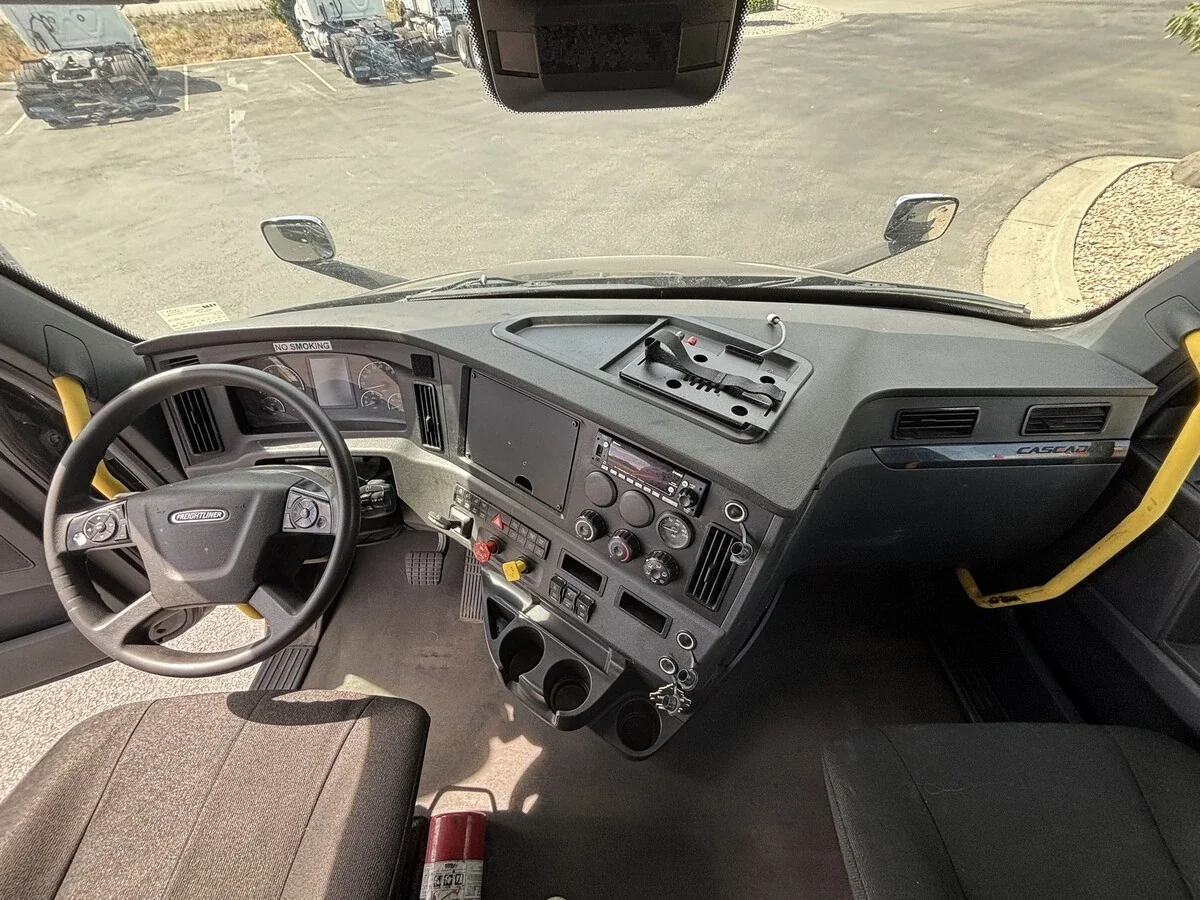 2023 Freightliner Cascadia — photo 12