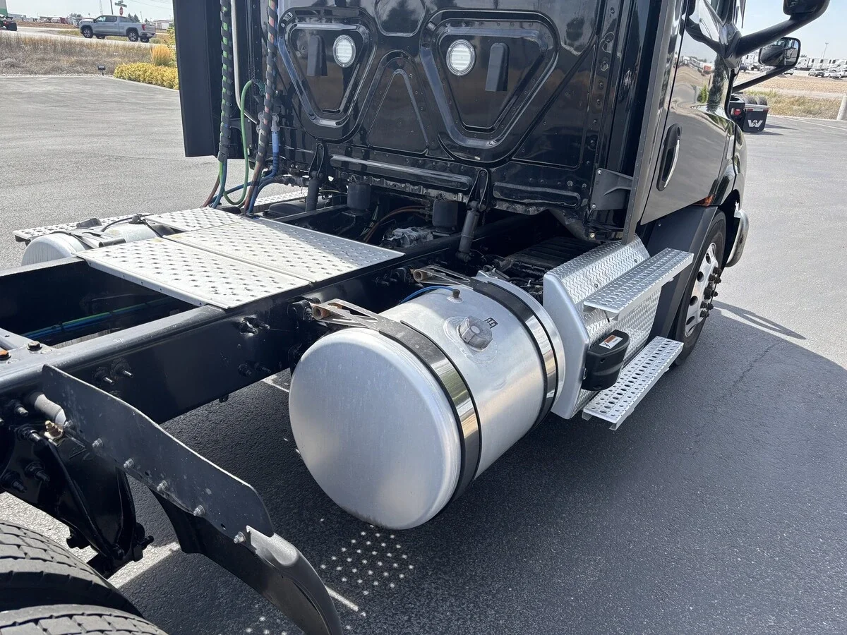 2023 Freightliner Cascadia — photo 6