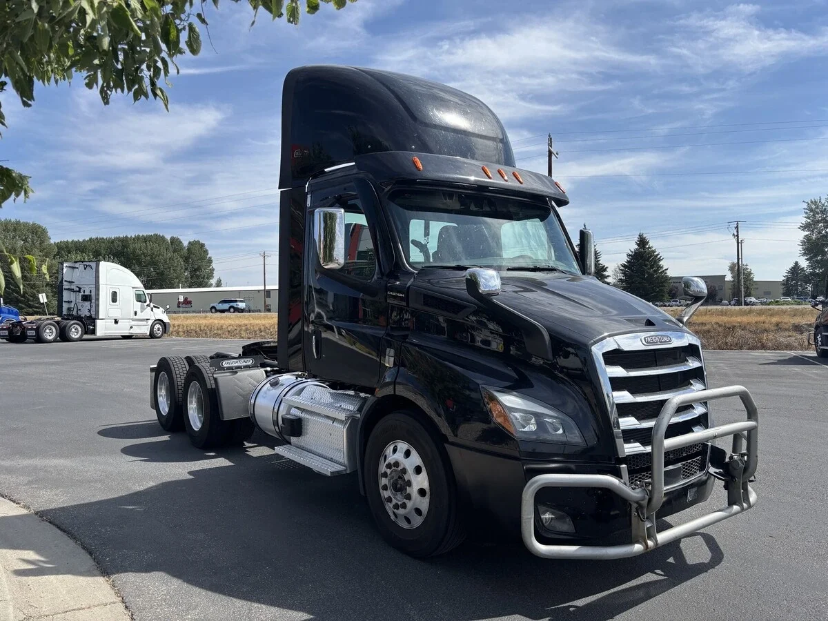 2023 Freightliner Cascadia — photo 3
