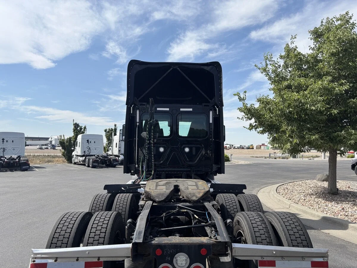 2023 Freightliner Cascadia — photo 7