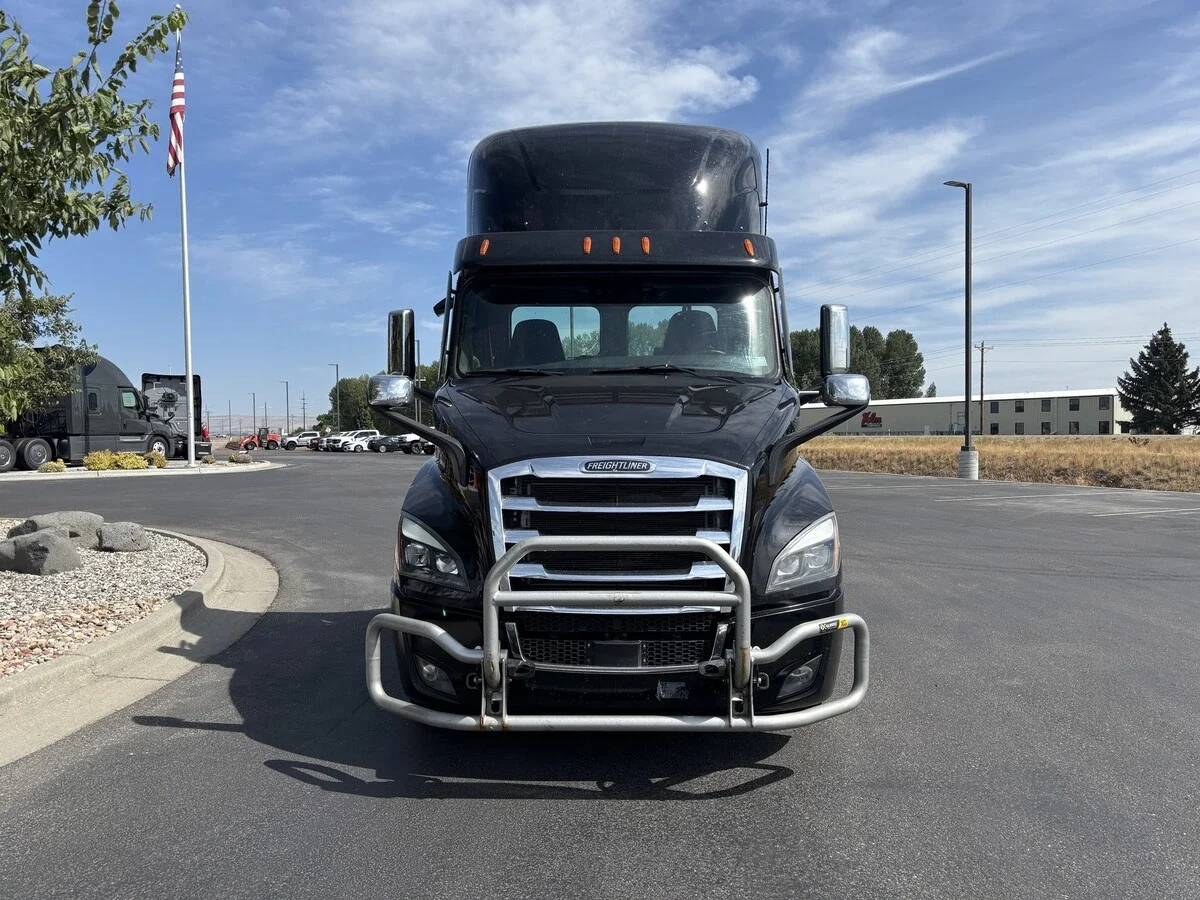 2023 Freightliner Cascadia — photo 2