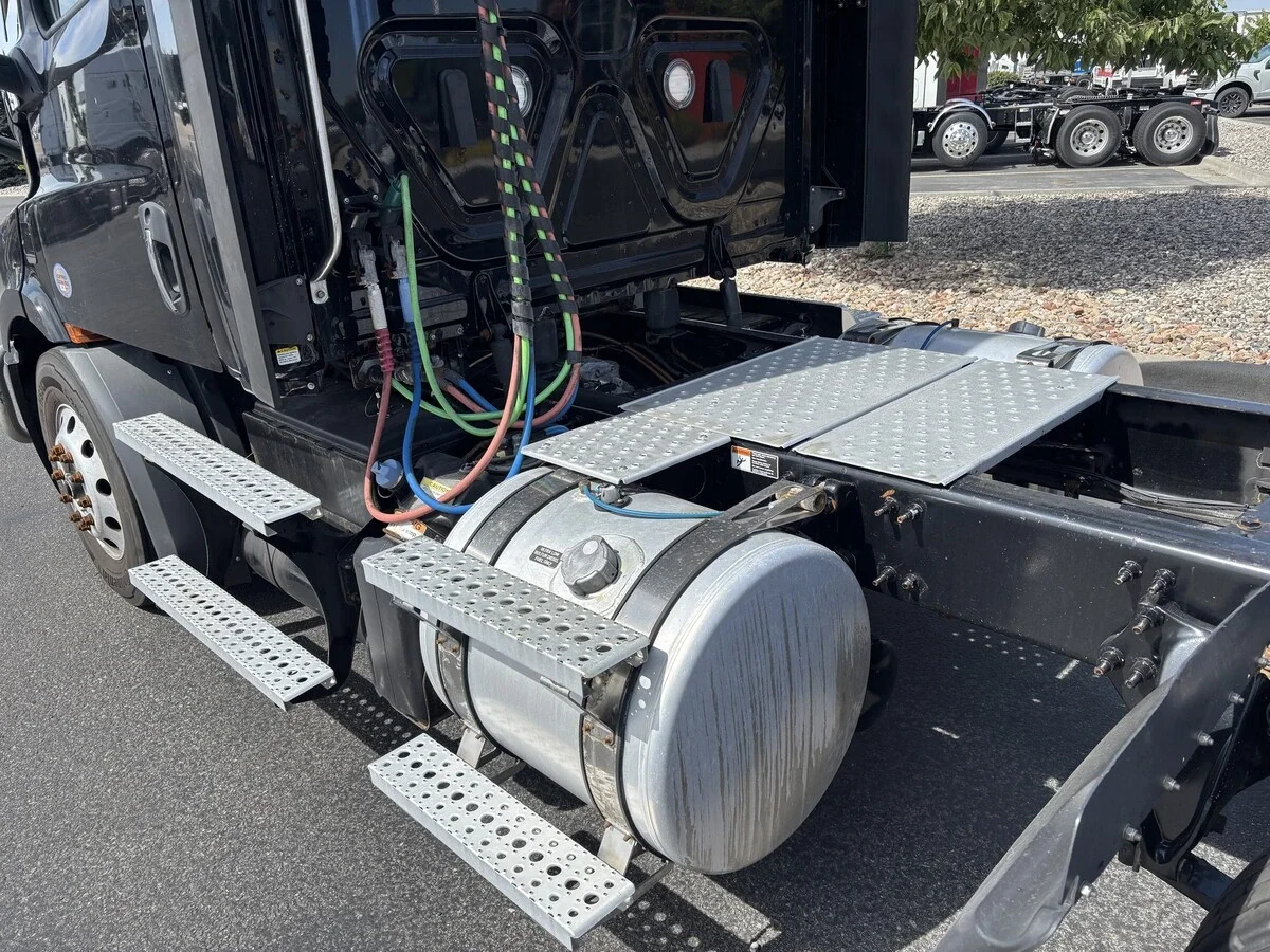 2023 Freightliner Cascadia — photo 9
