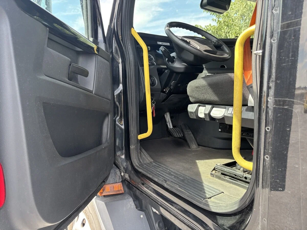 2023 Freightliner Cascadia — photo 10