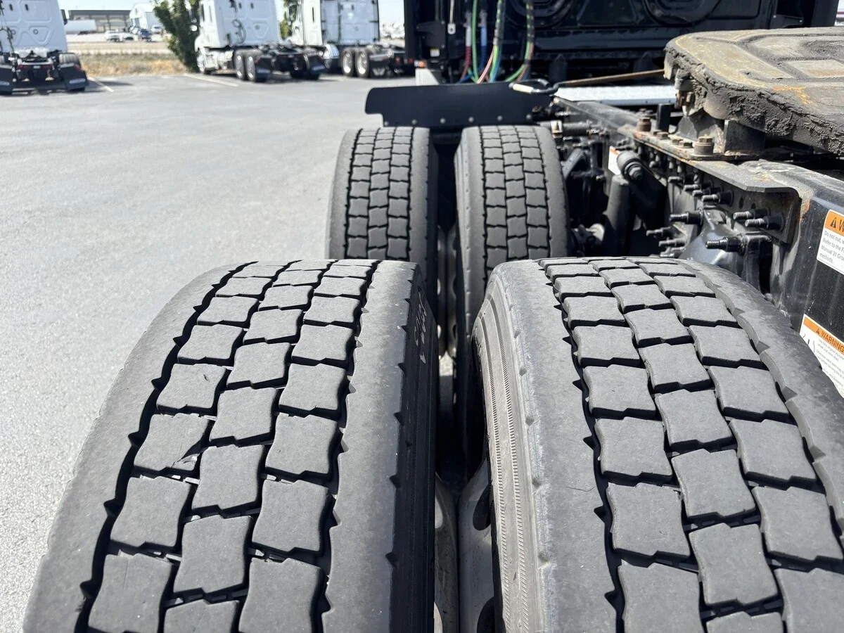 2023 Freightliner Cascadia — photo 8