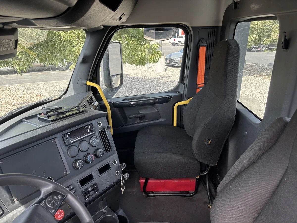 2023 Freightliner Cascadia — photo 11
