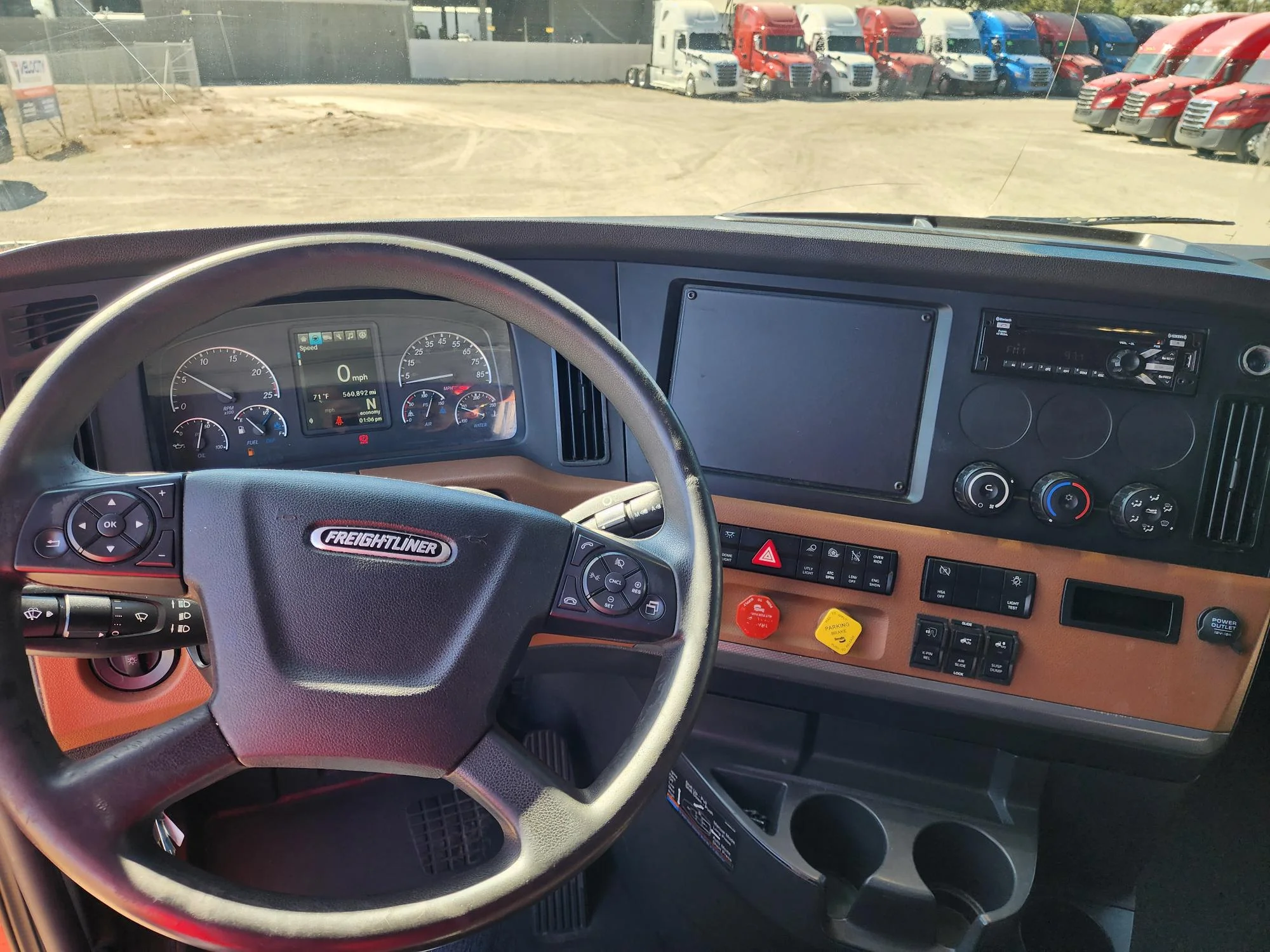 2021 Freightliner Cascadia in Fresno, CA — photo 6