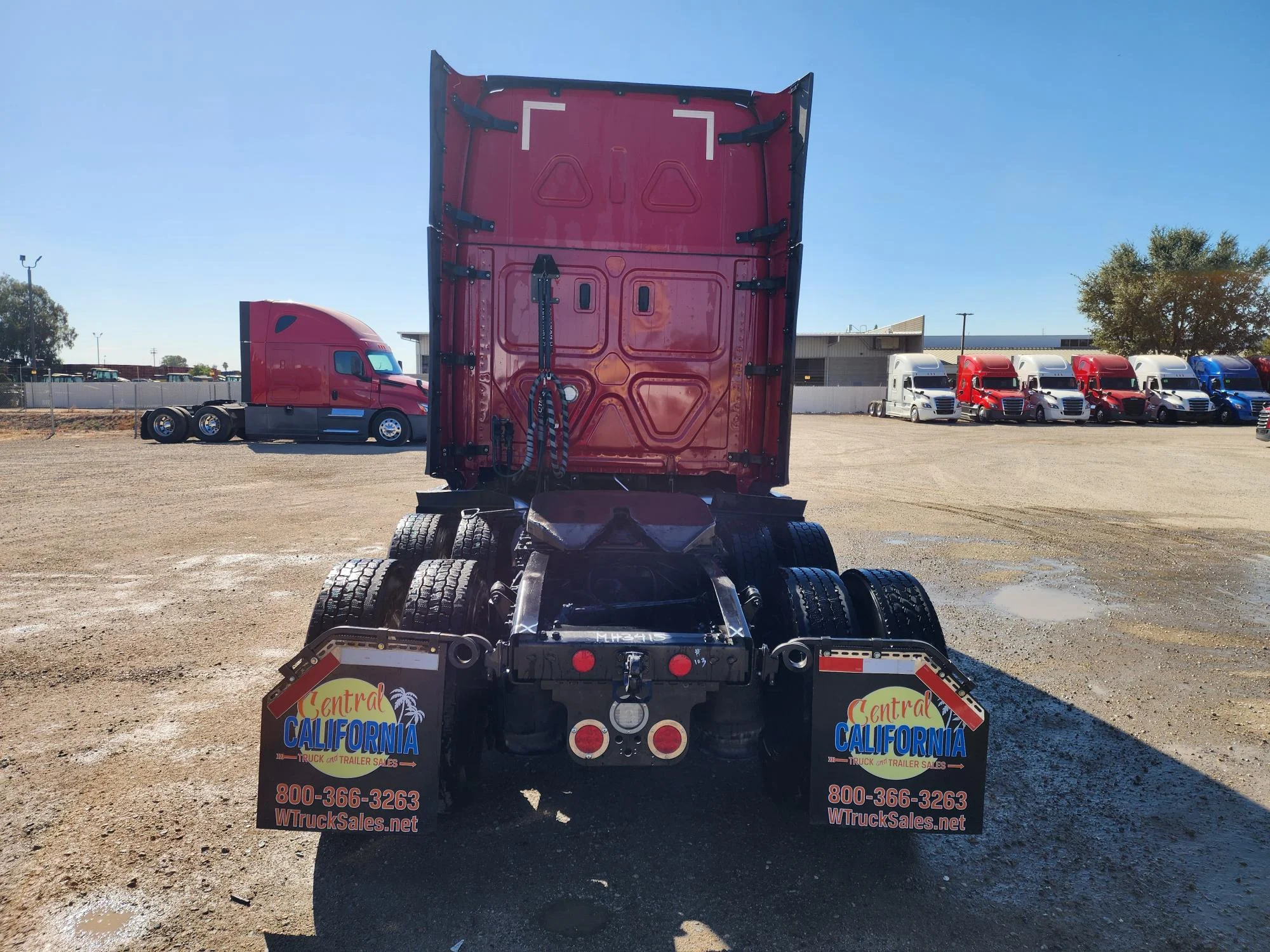 2021 Freightliner Cascadia in Fresno, CA — photo 3