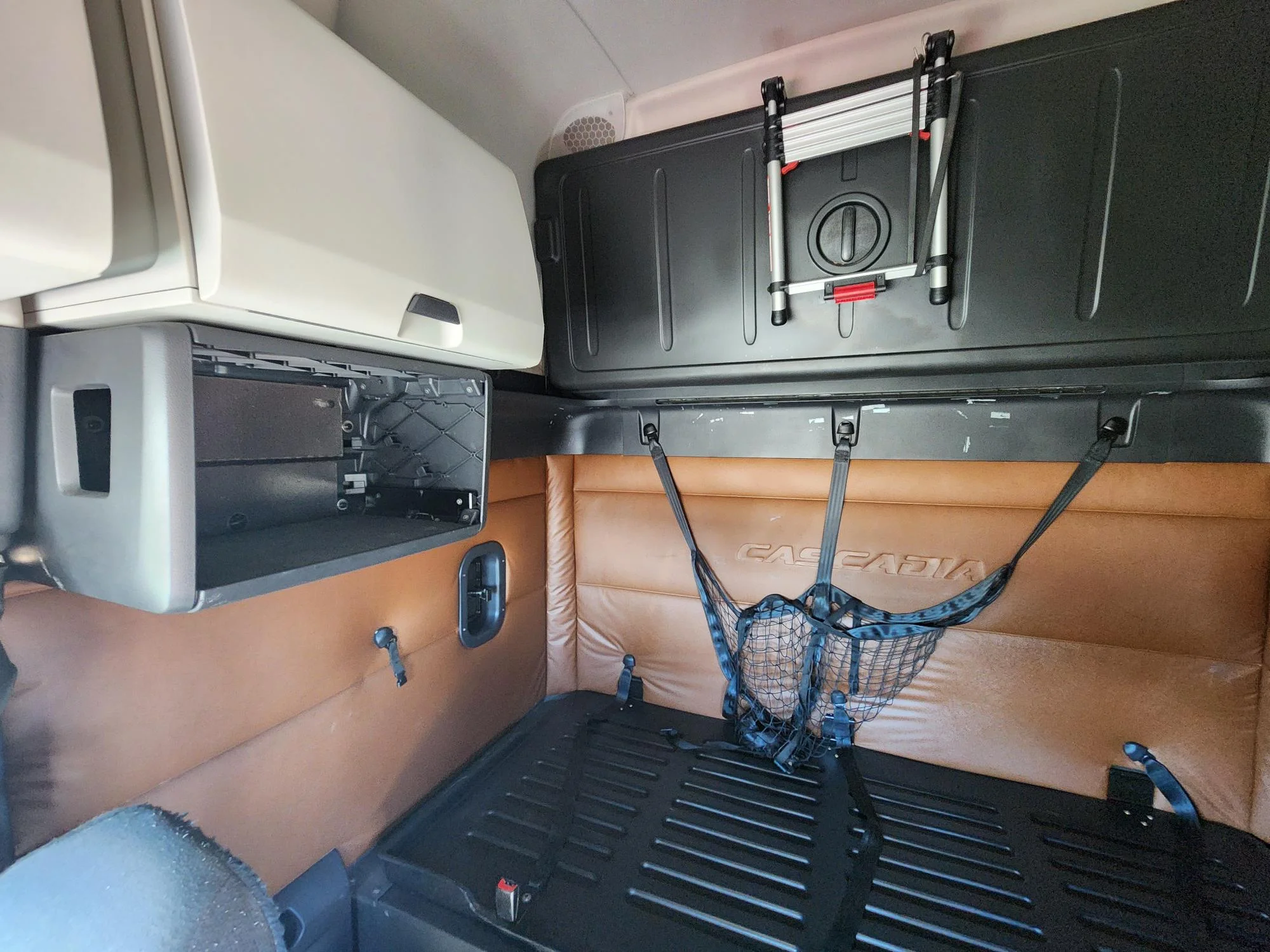 2021 Freightliner Cascadia in Fresno, CA — photo 9