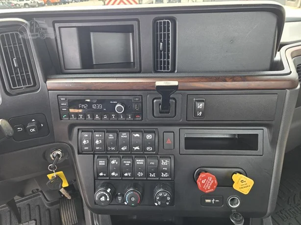2025 International LT in MN — photo 27