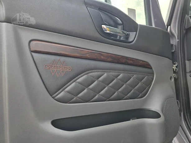 2025 International LT in MN — photo 22