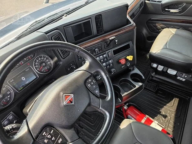 2025 International LT in MN — photo 23