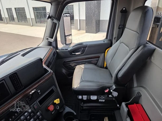 2025 International LT in MN — photo 24