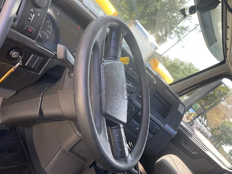 2019 Volvo VNR 640 - image 10