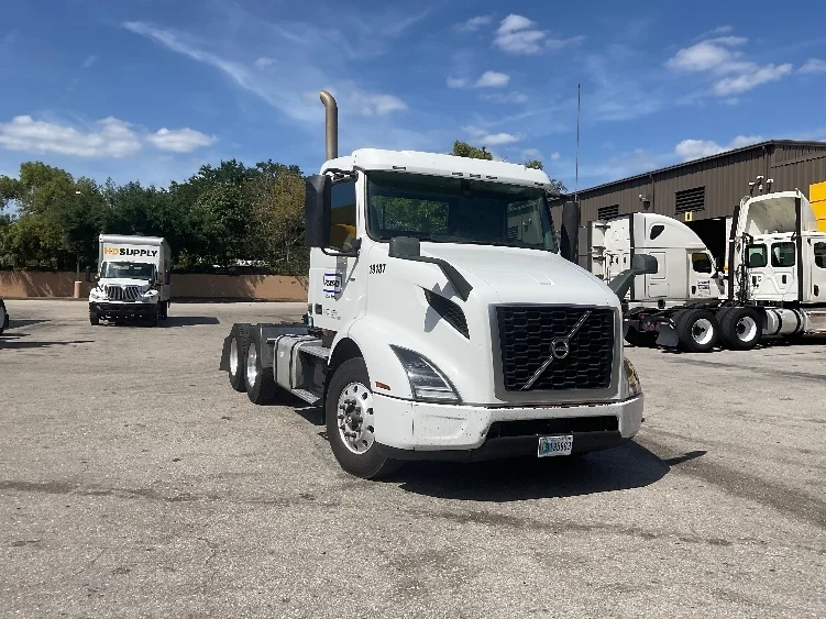 2019 Volvo VNR 640 in Tampa, FL