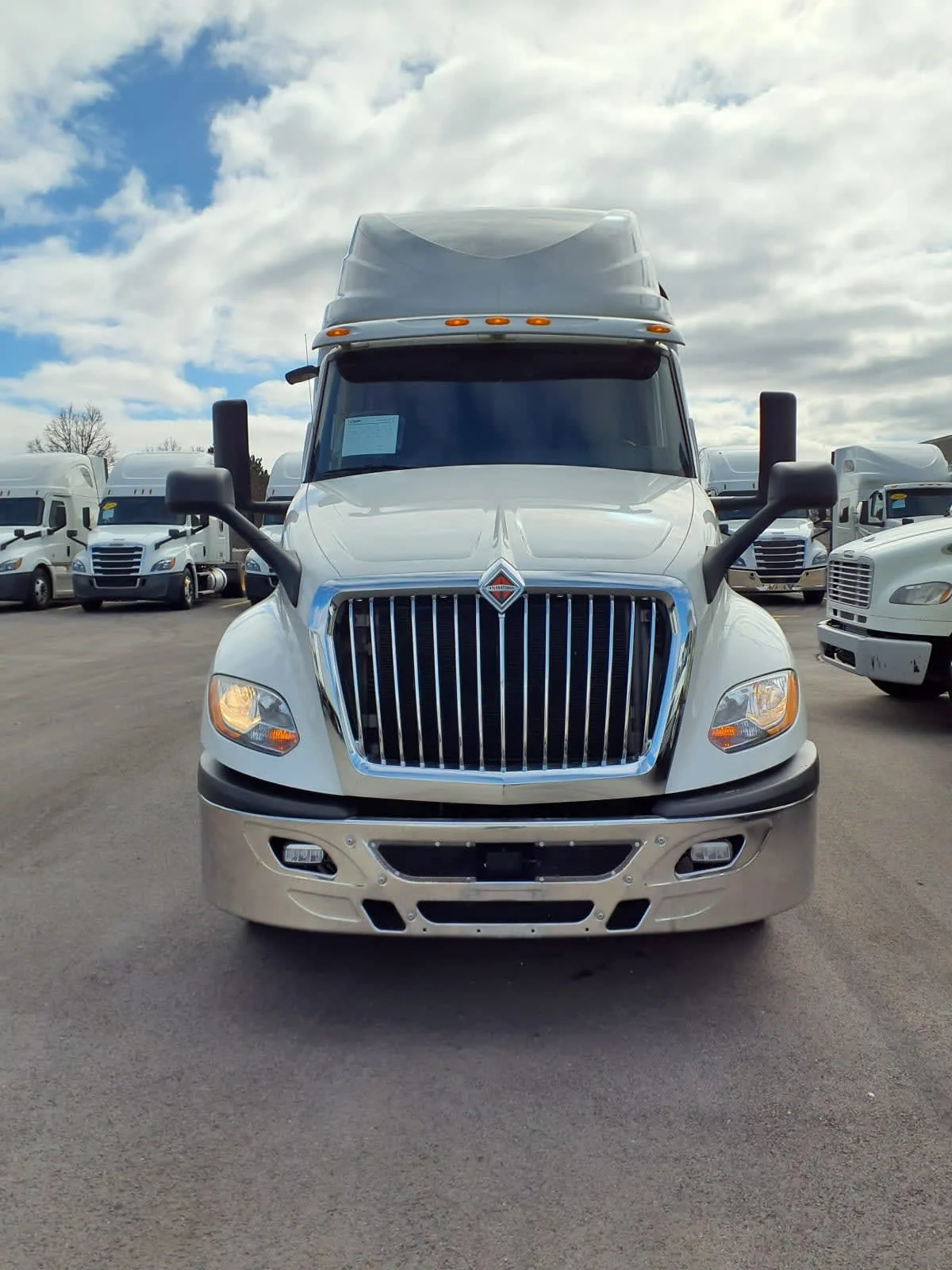 2020 International LT in Bolingbrook, IL — photo 2
