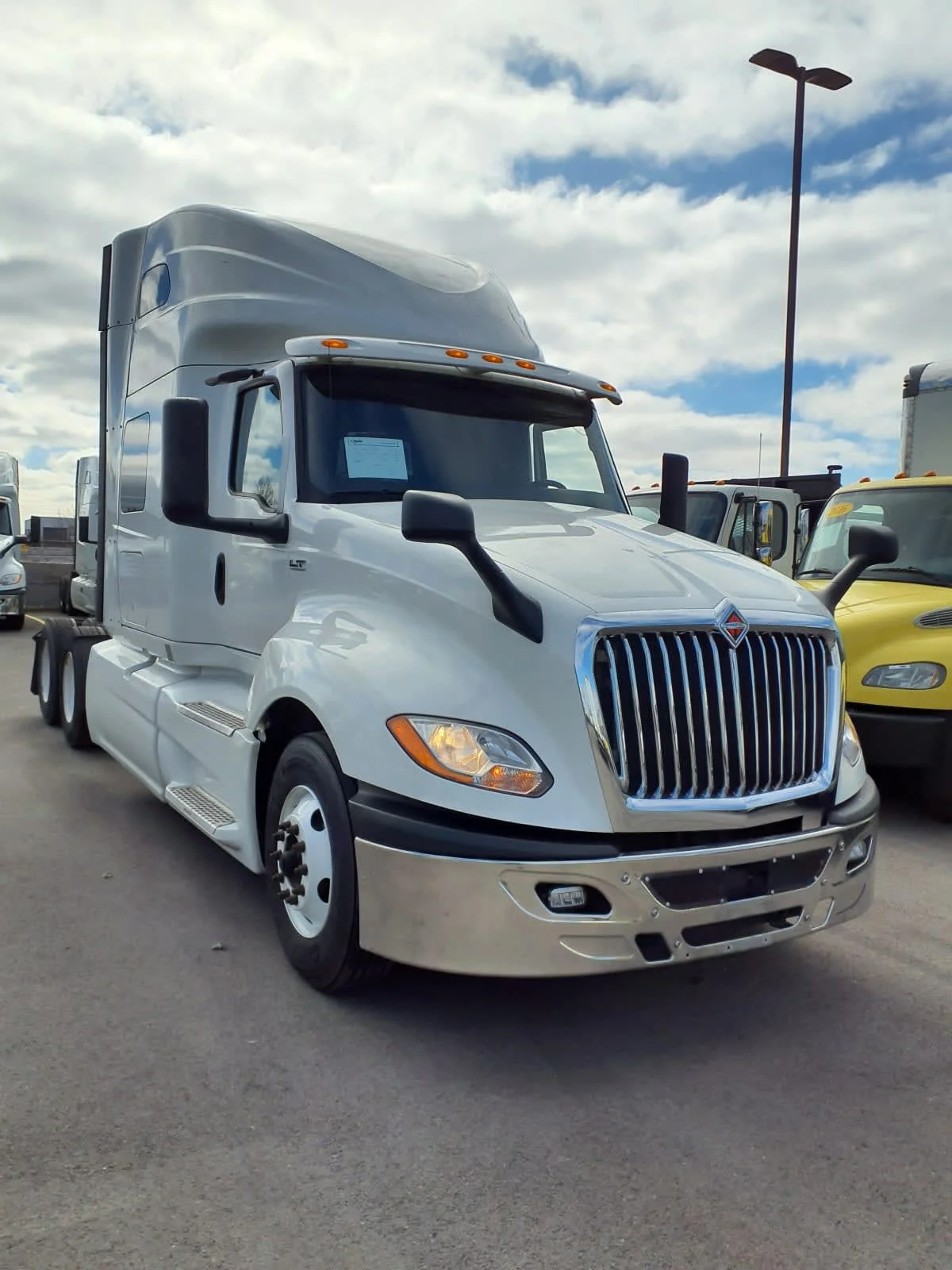 2020 International LT in Bolingbrook, IL — photo 3
