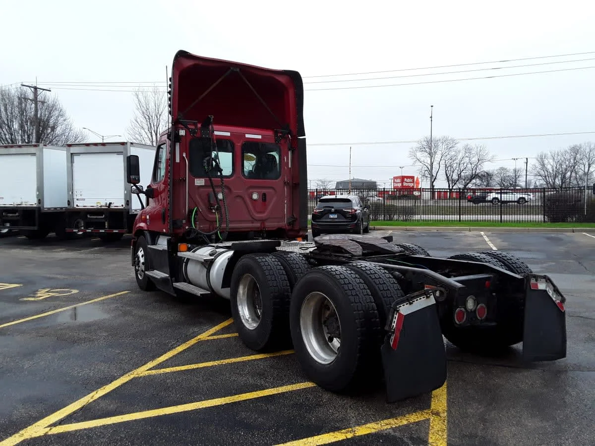 2020 Freightliner Cascadia in Bolingbrook, IL — photo 6