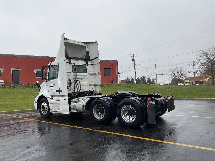 2020 Volvo VNR 640 - image 5