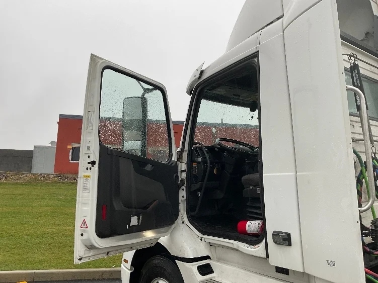 2020 Volvo VNR 640 - image 9