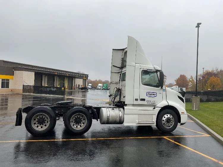 2020 Volvo VNR 640 - image 8