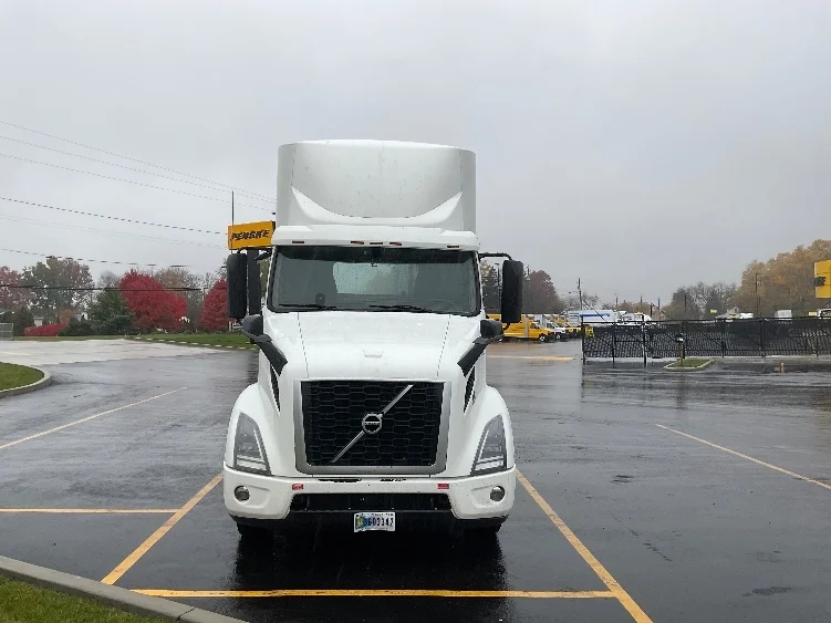 2020 Volvo VNR 640 - image 2