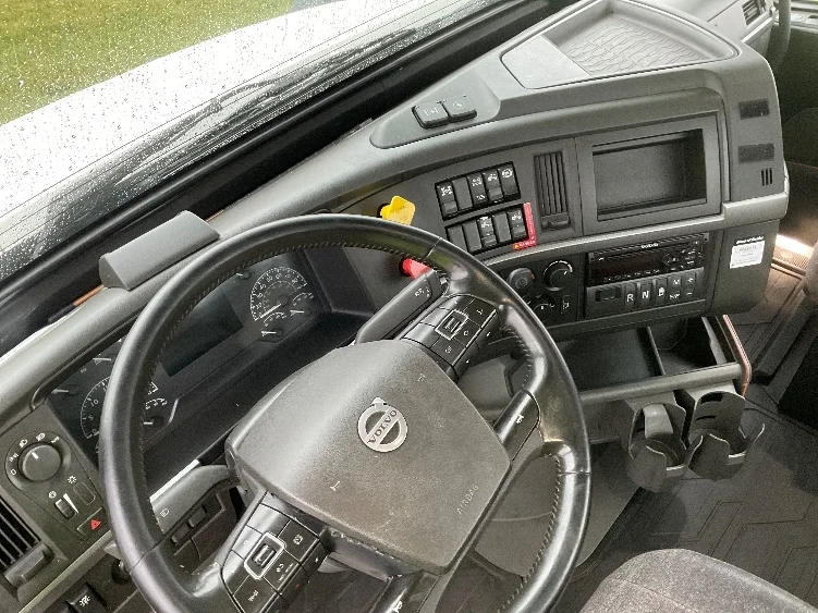 2020 Volvo VNR 640 - image 10