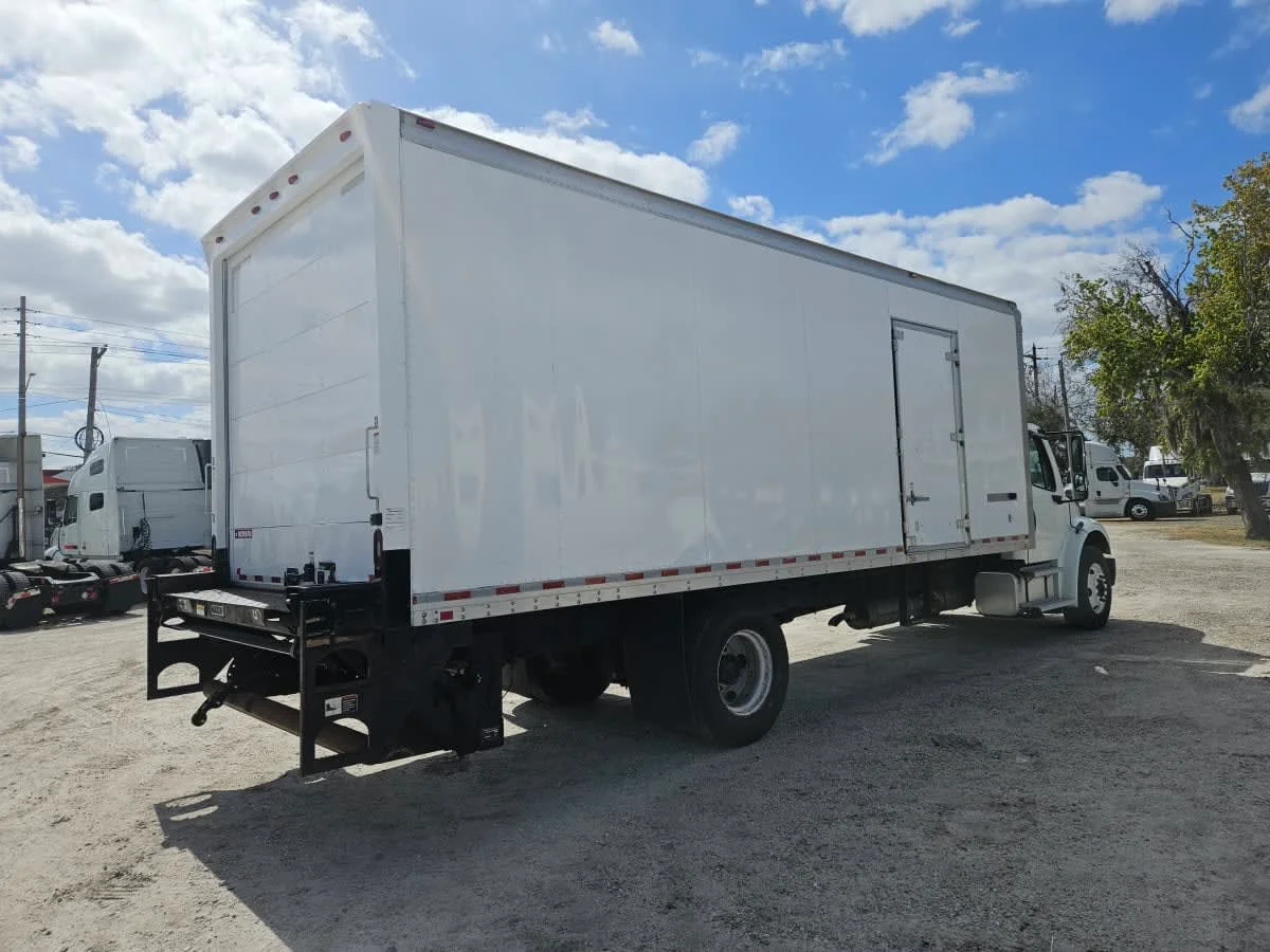 2017 Freightliner M2 106 in Orlando, FL — photo 4