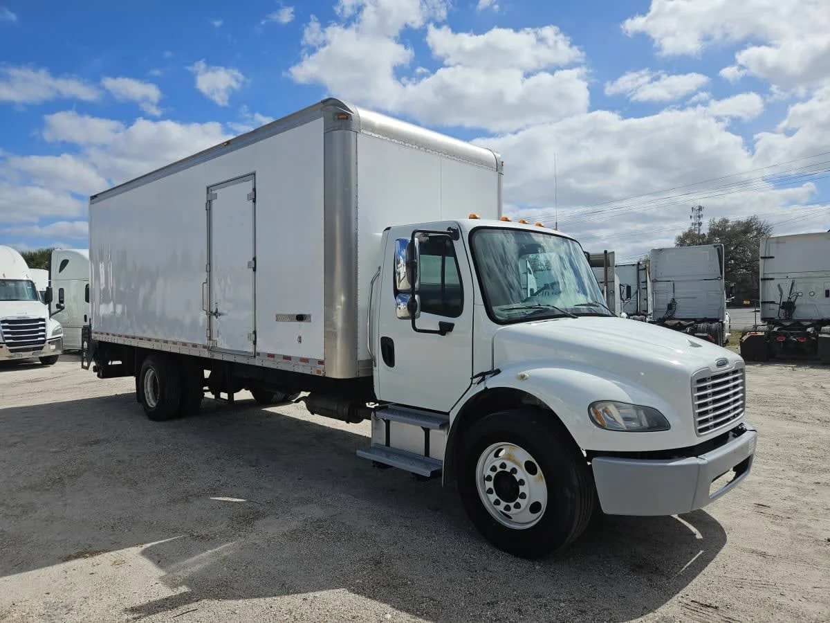 2017 Freightliner M2 106 in Orlando, FL — photo 3